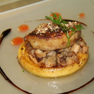 Foie gras poêlée, blinis de butternut cèpes rôtie, châtaignes et échalotes, éclat de noisette